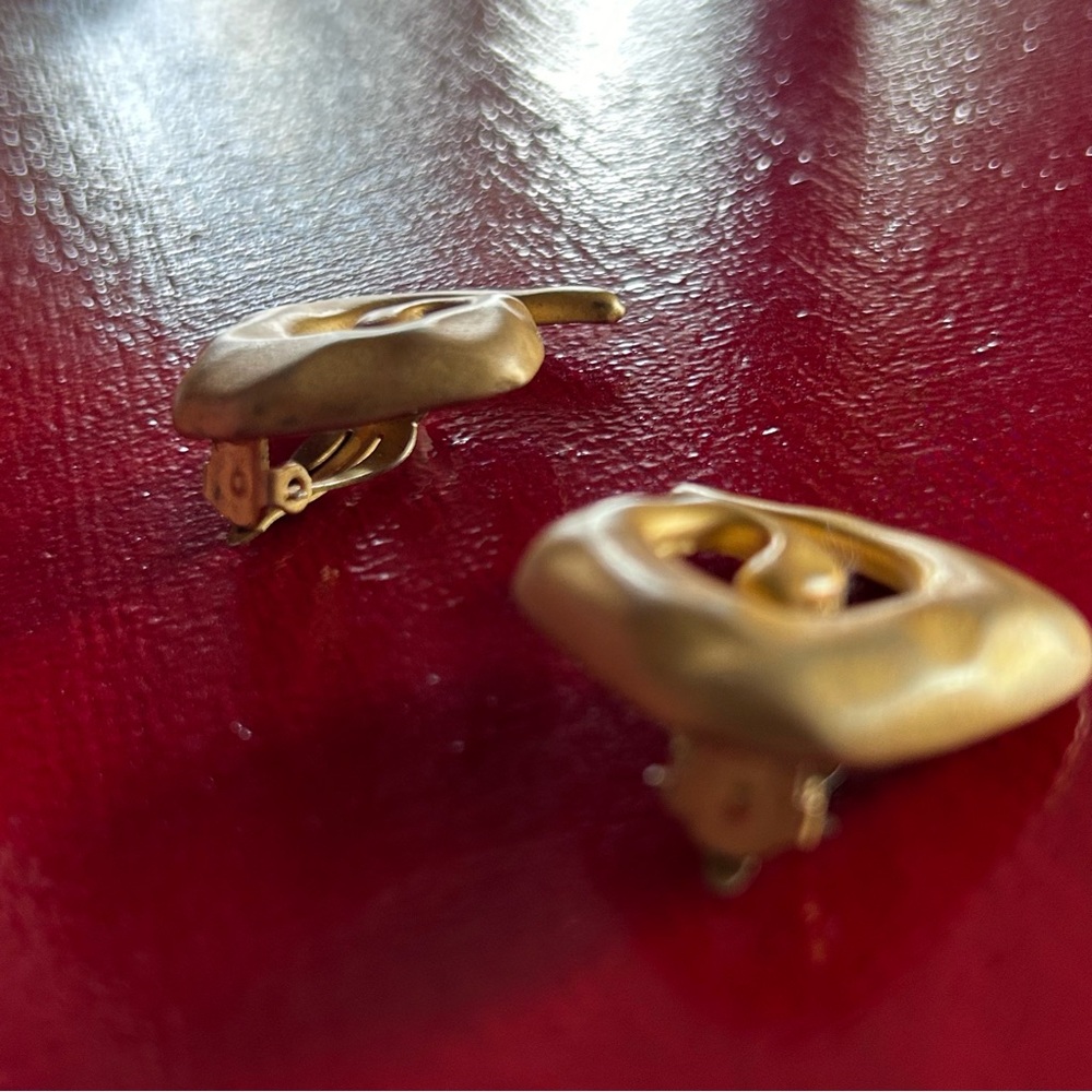 GOLDEN HOUR Vintage 80s Art Deco Revival 3D Swirl Clip-on Earrings - Picture 3 of 8